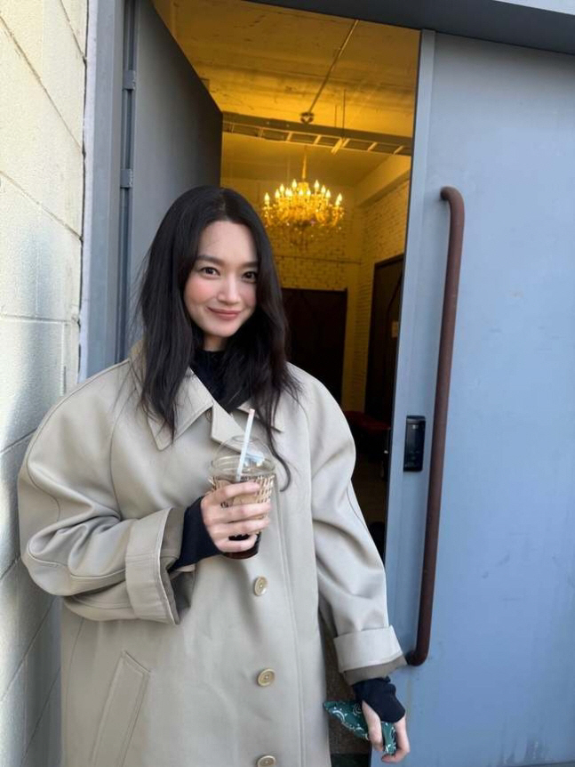 아아+핫팩 들고 찰칵…신민아, ‘소탈+힙’ 일상 블로그 화제