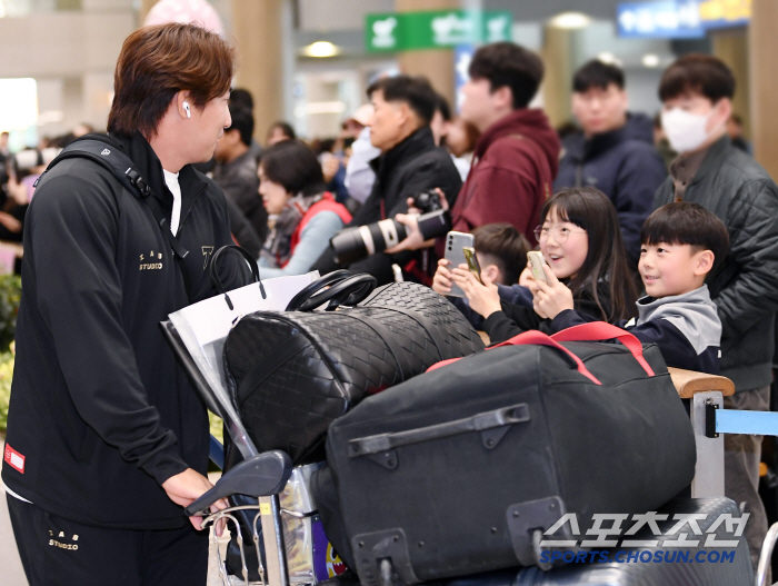 KIA 입국장에 등장한 어린이 환영단, 무표정했던 선수들 얼굴이 순식간에…