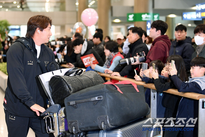 KIA 입국장에 등장한 어린이 환영단, 무표정했던 선수들 얼굴이 순식간에…