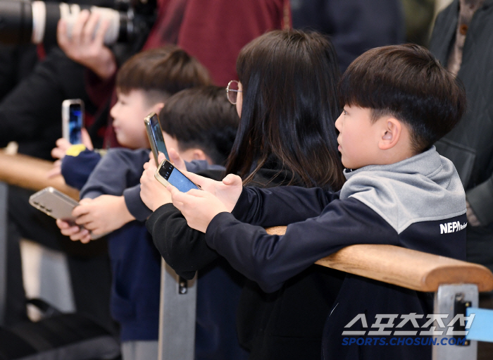 KIA 입국장에 등장한 어린이 환영단, 무표정했던 선수들 얼굴이 순식간에…