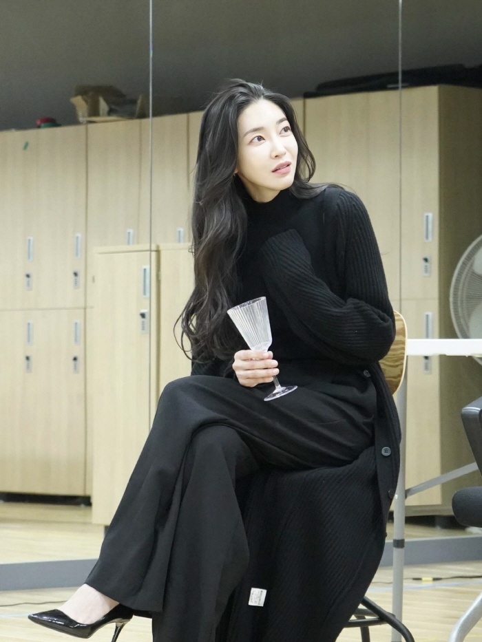 '이상해 며느리' 김윤지 '비기닝' 韓초연으로 연극 데뷔..열정 넘치는 …