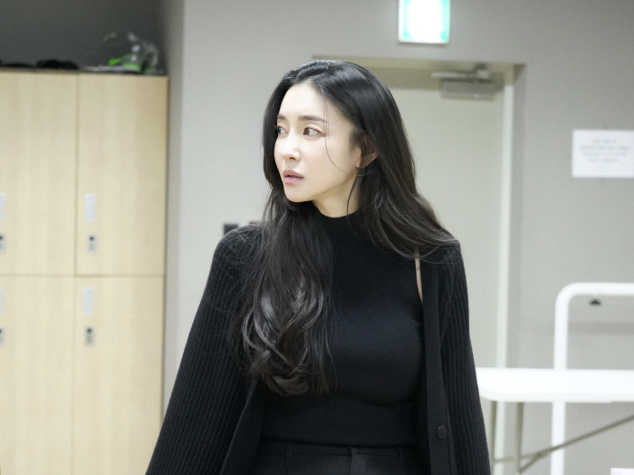 '이상해 며느리' 김윤지 '비기닝' 韓초연으로 연극 데뷔..열정 넘치는 …