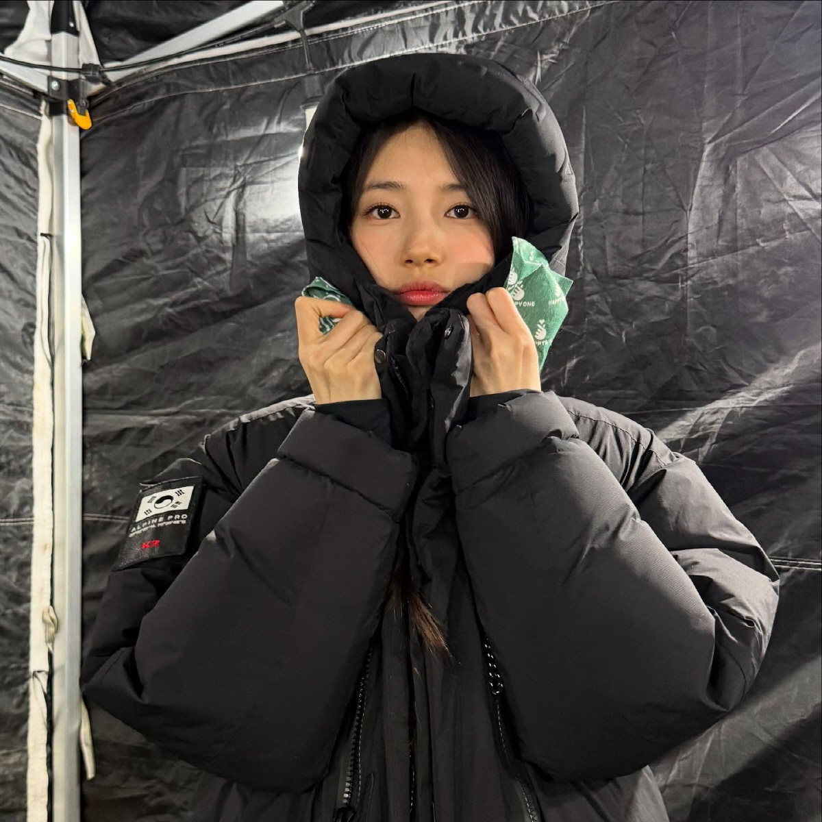 [SCin스타] “공주가 따로 없네” 수지, 케이크 들고 환한 미소…빛나…