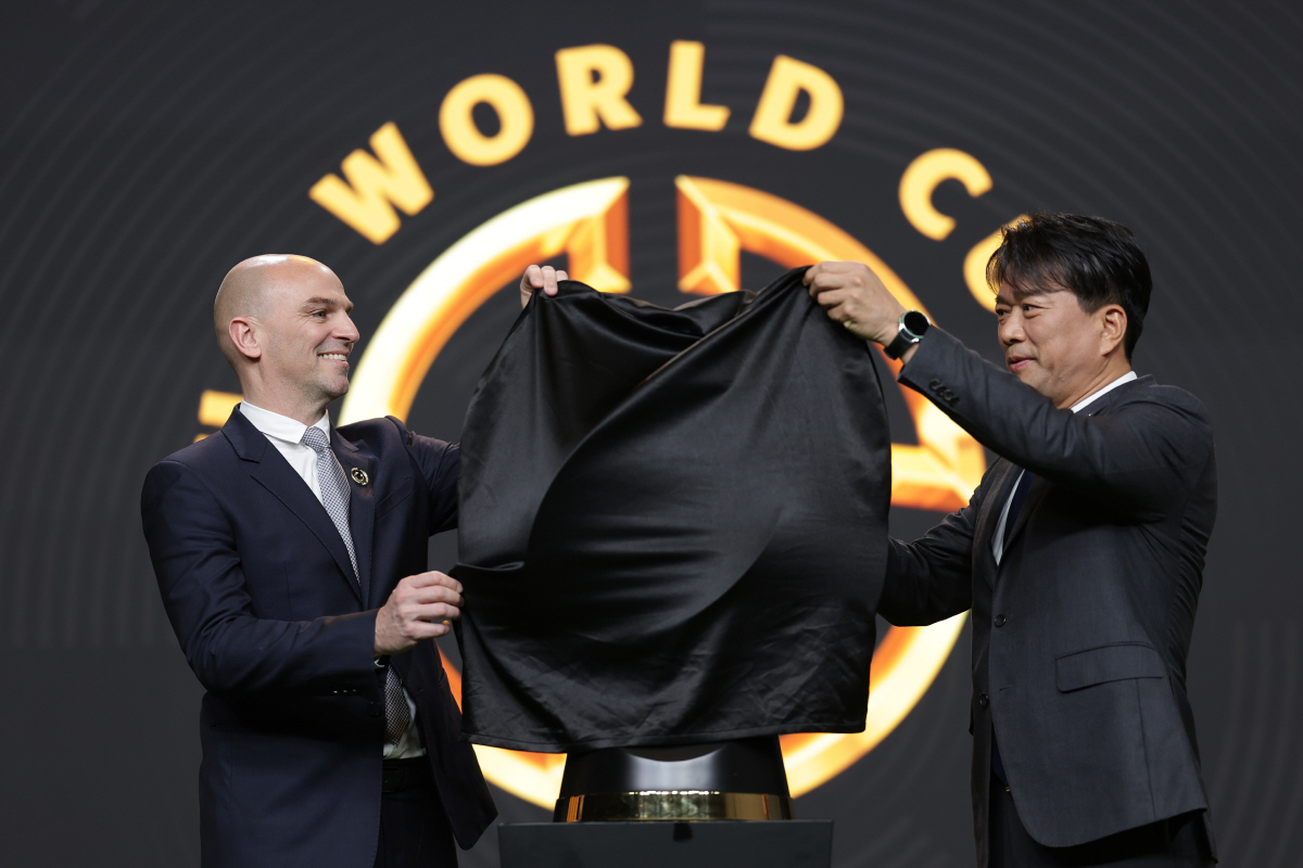 우승 트로피 韓 찾은 날, FIFA 클럽월드컵 총 상금 1조4400억원 …