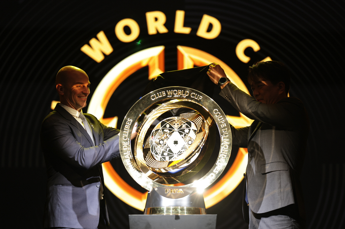 우승 트로피 韓 찾은 날, FIFA 클럽월드컵 총 상금 1조4400억원 …