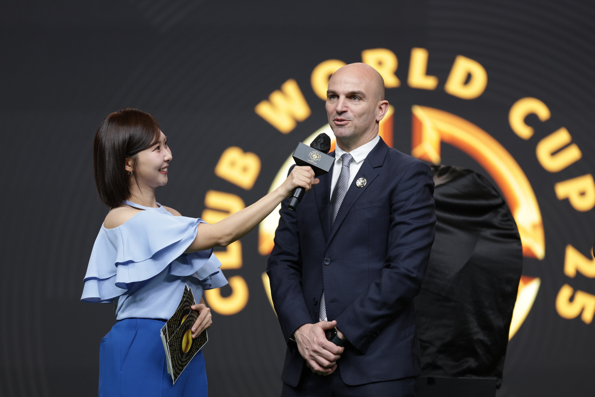 우승 트로피 韓 찾은 날, FIFA 클럽월드컵 총 상금 1조4400억원 …