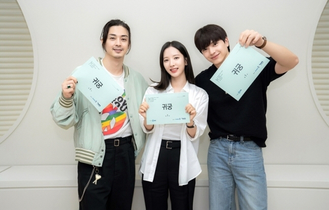 [공식] 육성재 첫 사극 도전! ‘귀궁’서 1인 2역 변신…대본리딩 현장…