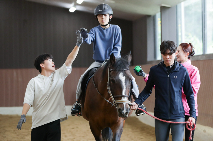 [경마]말 타고 치료 받는다…렛츠런파크 부경, 재활승마 강습생 모집