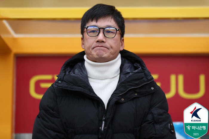 "바닥에 있는 상대팀 로고 밟지 말라" 이정효가 日 라커룸 칠판에 남긴 …