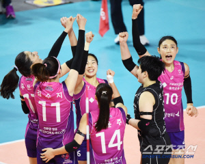 김연경 트로피 들어올리며 은퇴할까? 여건은 최상, 신기록 쓰니 더 좋네