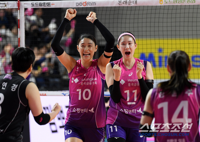 김연경 트로피 들어올리며 은퇴할까? 여건은 최상, 신기록 쓰니 더 좋네