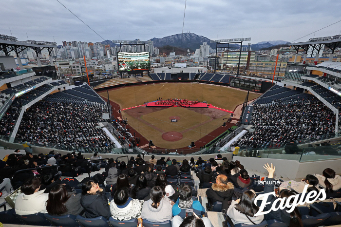 몬스터월 피했다! 첫 홈런은 만루포…153㎞ 강속구 통타, 신구장 첫 홈…