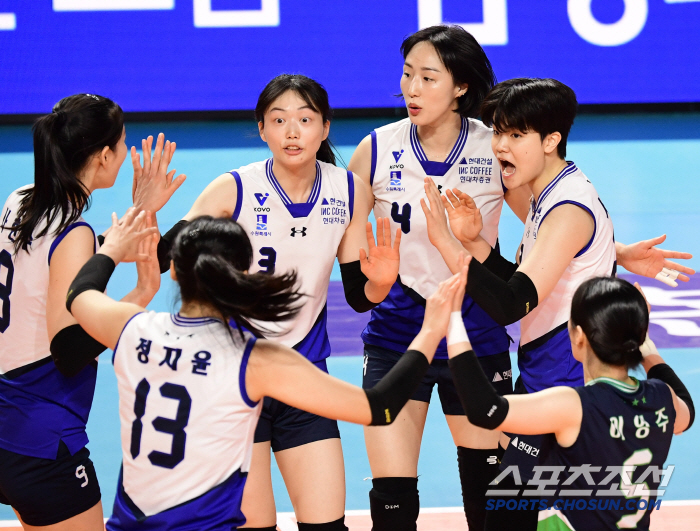 첫 세트 13점차 대패→승부욕 불질렀다! '정지윤 25득점' 현대건설, …