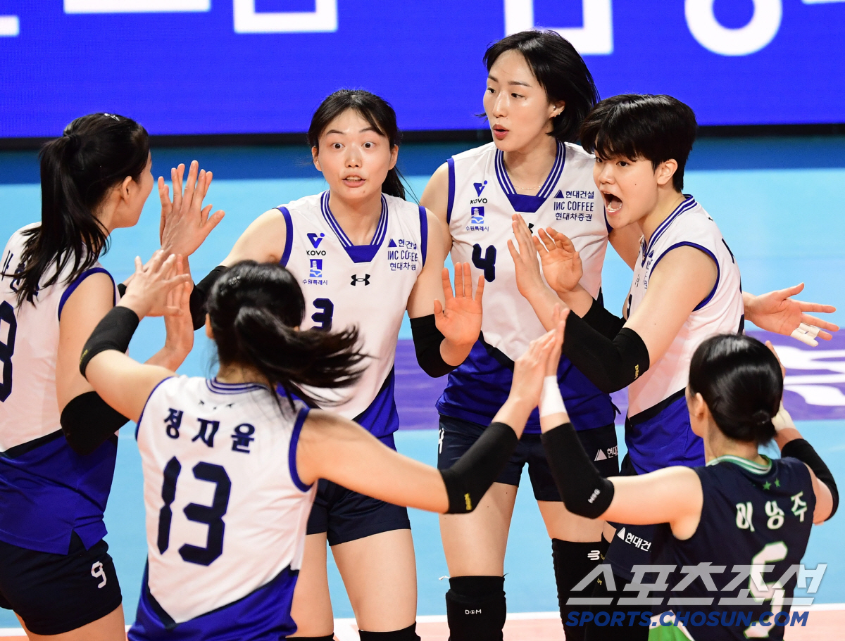 첫 세트 13점차 대패→승부욕 불질렀다! '정지윤 25득점' 현대건설, …