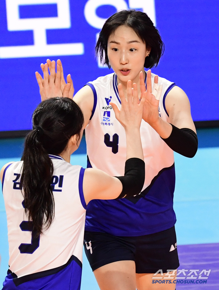 첫 세트 13점차 대패→승부욕 불질렀다! '정지윤 25득점' 현대건설, …