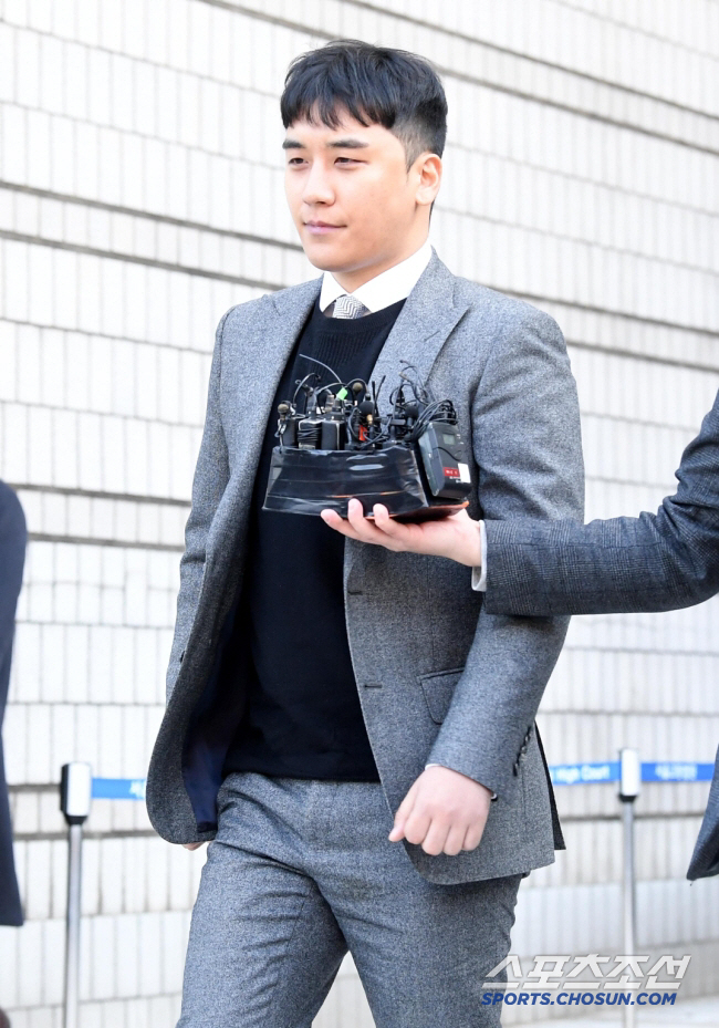 [SC이슈]"엄청 예쁜 여자와, 도둑처럼"…빅뱅 출신 승리, 이번엔 해장국 목격담