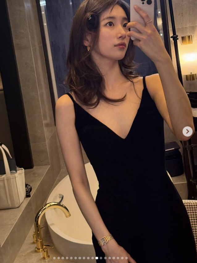 수지, 너무 과감한 노출..깊이 파인 가슴라인 "언니 여며"