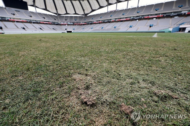 린가드도 폭발한 '얼음 잔디', 결국 손본다...서울월드컵경기장, 33억…