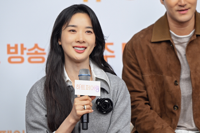 '하트페어링' 이청아 "남의 연애 관심없는데, 유일하게 본 '하트시그널'"