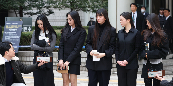 뉴진스 멤버 "하이브가 제주참사 추모리본 못 달게 해…르세라핌·아일릿은 했는데"