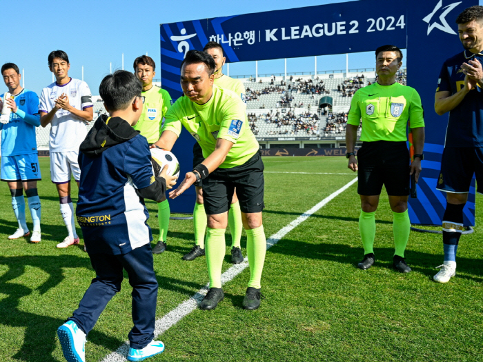 '축구 꿈나무의 매치볼 딜리버리' 서울 이랜드, 수원전에서 팬들과 '잊지…