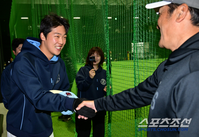 '올 시즌 결과로 보여줘' 롯데 정현수와 이민석 반긴 지바 롯데 쿠로키 …