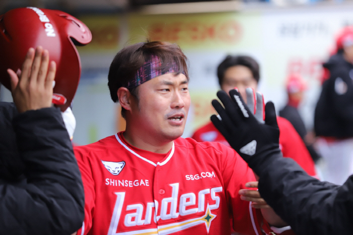'박지환 역전타→최지훈 쐐기타' 실책 자멸 삼성 꺾은 SSG, 시범경기 …