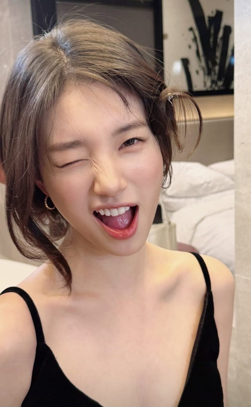 [SCin스타] “아우라 美쳤다” 수지, 블랙 드레스에 꽃받침 포즈도 완…