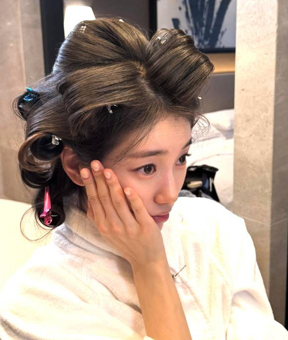 [SCin스타] “아우라 美쳤다” 수지, 블랙 드레스에 꽃받침 포즈도 완…