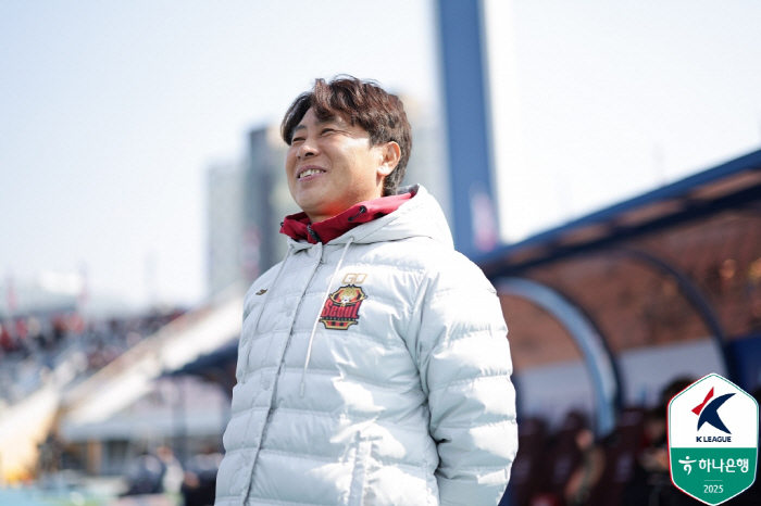 [현장인터뷰] '교체 OUT→물병 뻥' 린가드 보호해준 김기동..."짜증내도 빠르게 돌아온다"