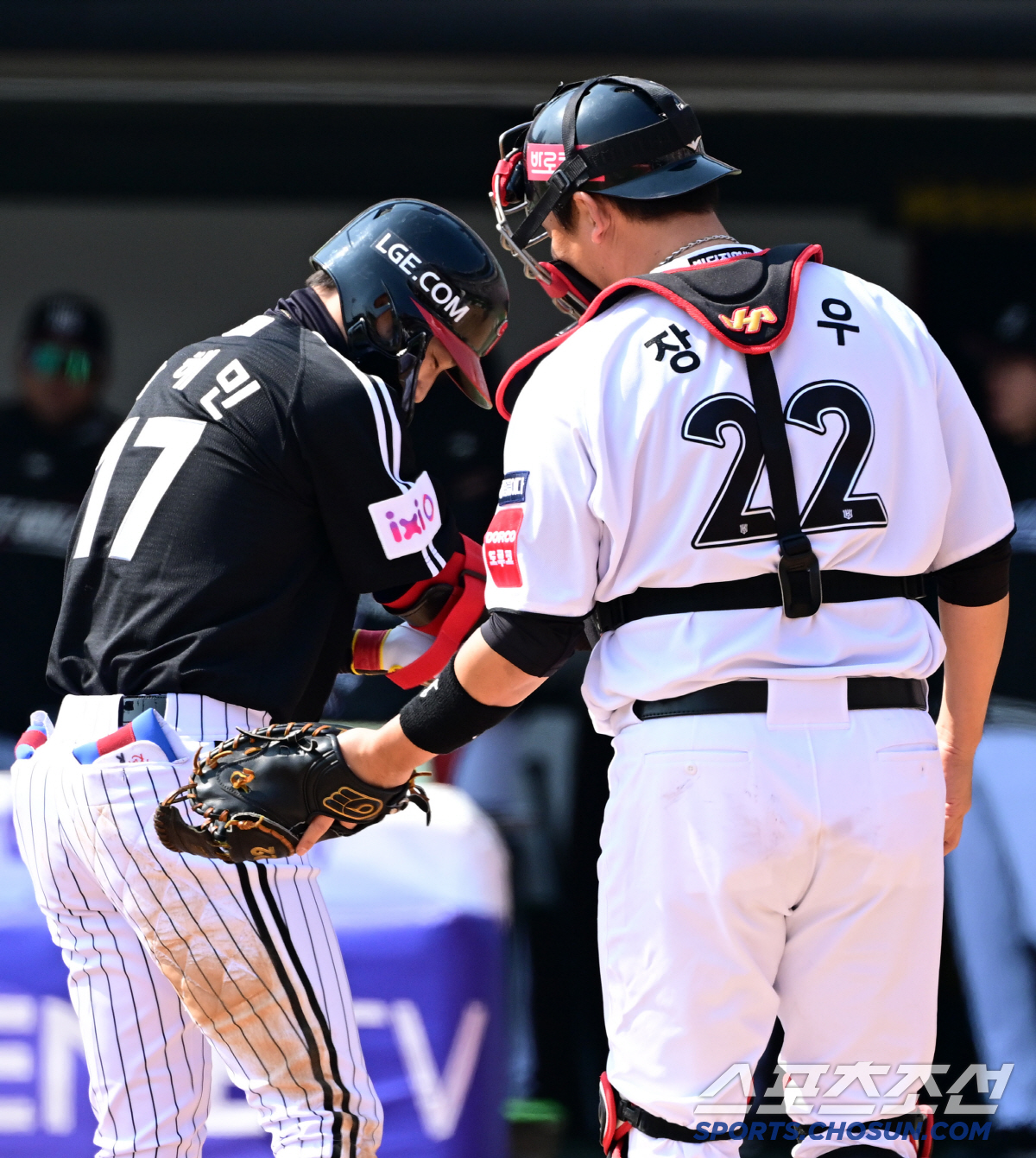 '아프지 괜찮아?' 투구에 맞은 박해민 엉덩이 미트로 툭 치며 위로한 포…