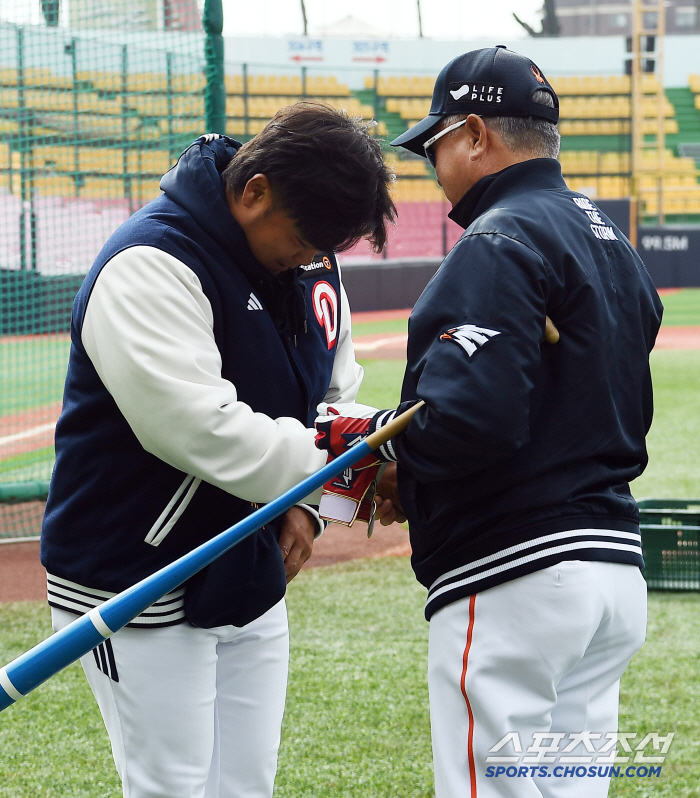 양의지 박석민 이승엽이 연신 고개 숙인 청주야구장, 두산과 한화의 시범경…