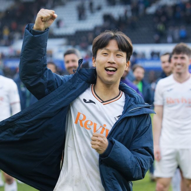 '마침내 터졌다' 엄지성, 환상 감아차기 폭발! 30경기만에 英 무대 데…