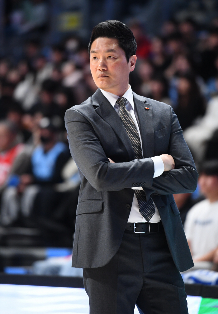 [현장인터뷰]전희철 감독 "우승 '매직넘버' 신경 NO" vs 강혁 감독…
