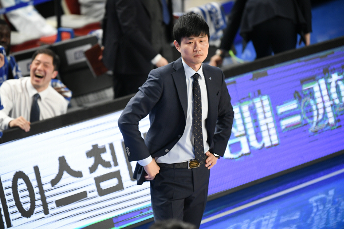 [현장인터뷰]전희철 감독 "우승 '매직넘버' 신경 NO" vs 강혁 감독…
