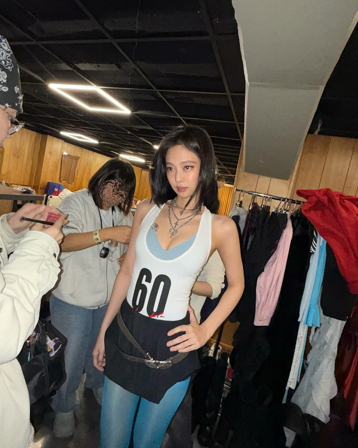 "화끈하네" 제니, 파격 의상에 팬들 환호..LA 첫공 뒤집어놨다
