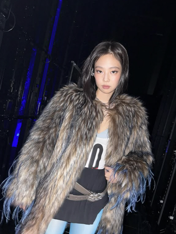 아낌없이 보여준 제니…가슴 노출 사고+노브라·노패드 의상 '갑론을박'[S…