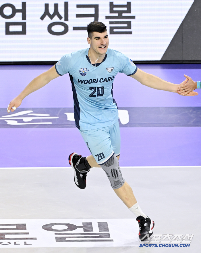 봄배구 실패 우리카드 4위 확정. 외국인에 감독마저 빠진 대한항공에 3대…