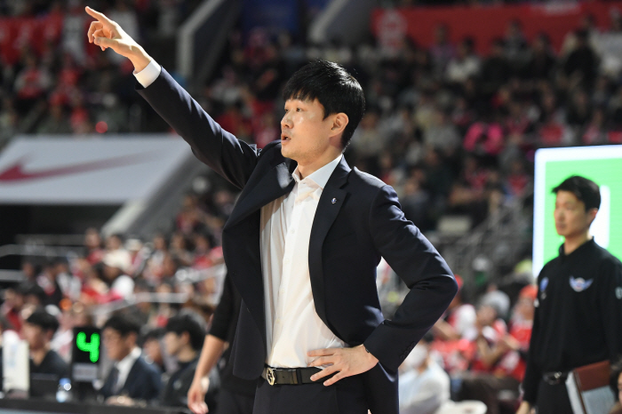 [현장인터뷰]'3연패 수렁' 강혁 감독 "운영 잘 하지 못한 것은 내 책…