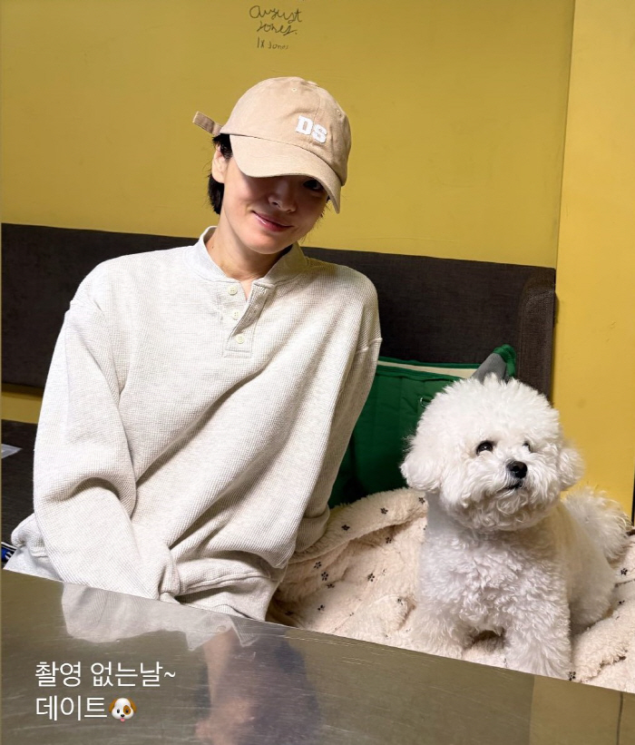 송혜교, 쉬는 날엔 얼굴 꽁꽁 숨기고 ♥비밀 데이트..민낯이 더 예쁘네
