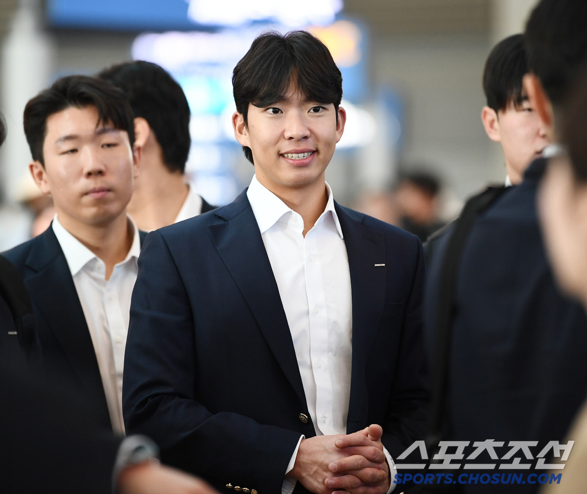 '아디다스 모델감!' 명문 육상부의 8등신 리드오프, 삼선 유니폼 판매왕…