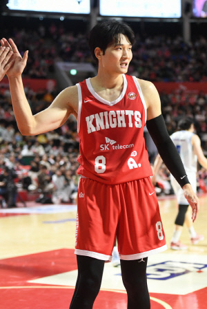 김선형 vs 안영준, 서울 SK 기분 좋은 MVP '집안싸움'…전희철 감독은 일단 '중립모드'
