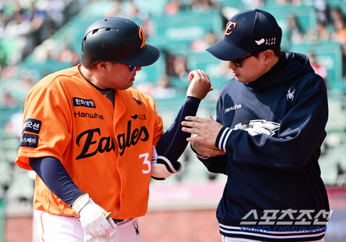 한화 안도했다! '왼손 사구' 안치홍, 병원 검진 결과 "이상없음"