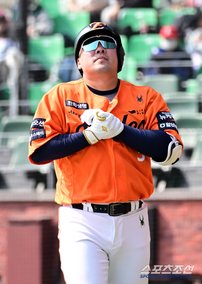 한화 안도했다! '왼손 사구' 안치홍, 병원 검진 결과 "이상없음"