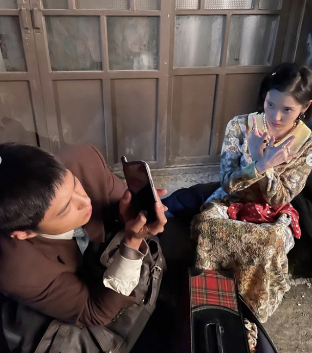 부모 된 아이유♥박보검, 카메라 밖에서도 알콩달콩…비하인드 탈탈 털었다