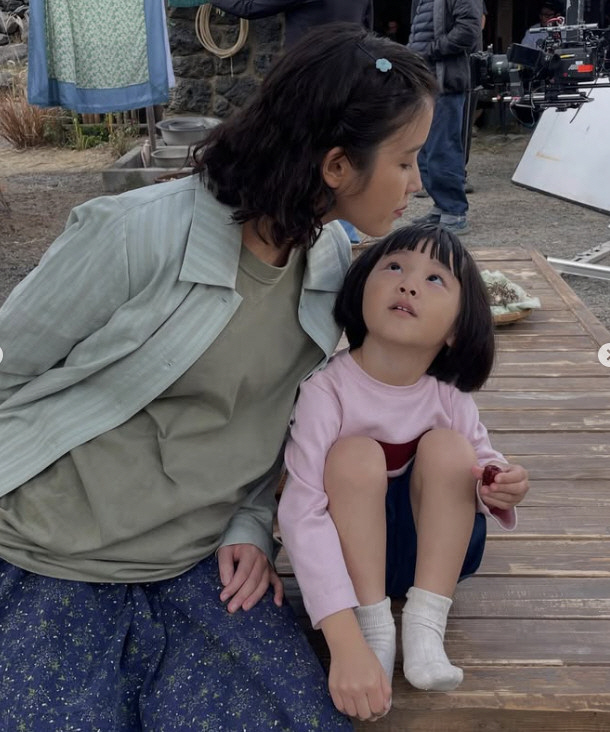 부모 된 아이유♥박보검, 카메라 밖에서도 알콩달콩…비하인드 탈탈 털었다
