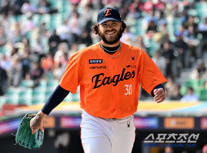 50억원 FA 침묵 끝냈다! 폰세 KBO 데뷔전도 성공적…한화, SSG …