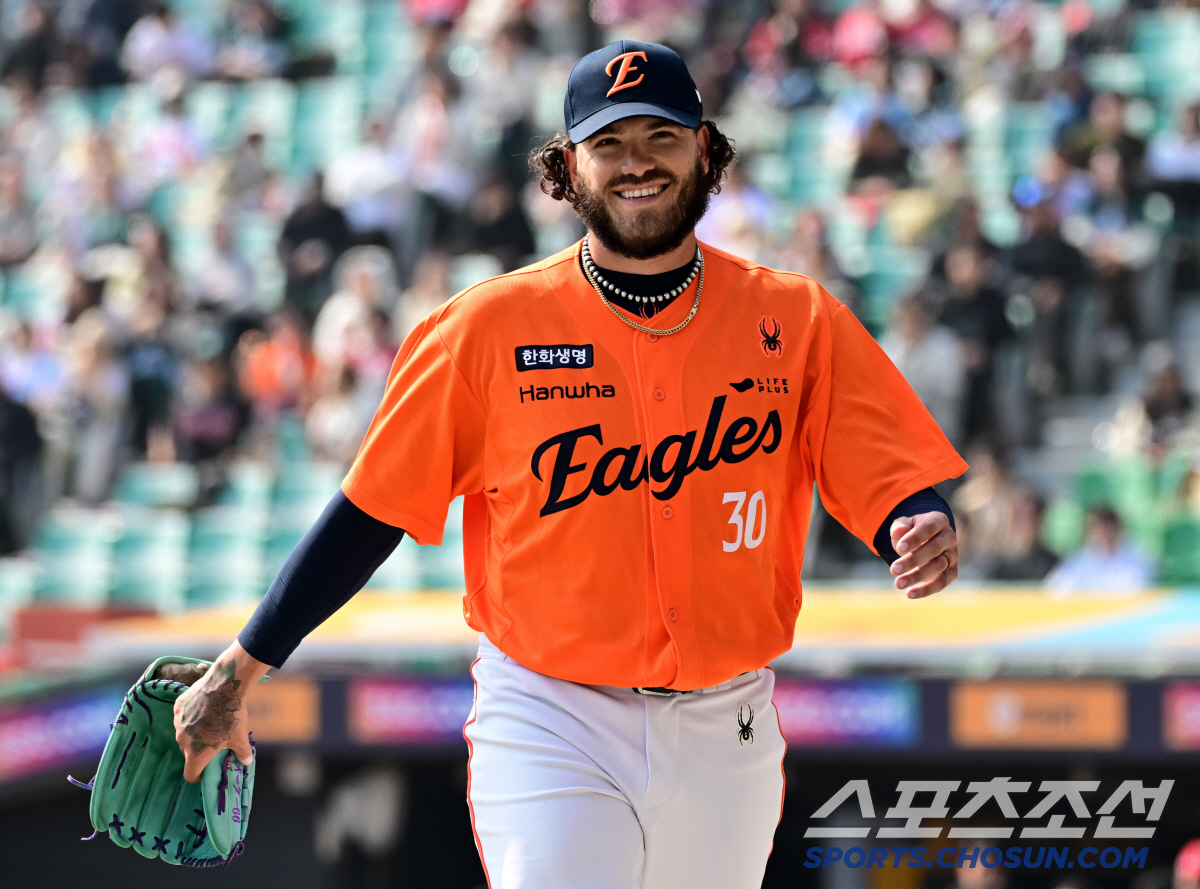 50억원 FA 침묵 끝냈다! 폰세 KBO 데뷔전도 성공적…한화, SSG …