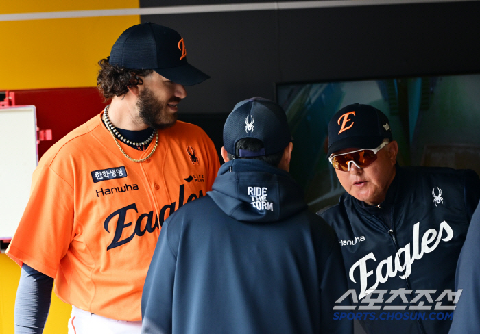 50억원 FA 침묵 끝냈다! 폰세 KBO 데뷔전도 성공적…한화, SSG …