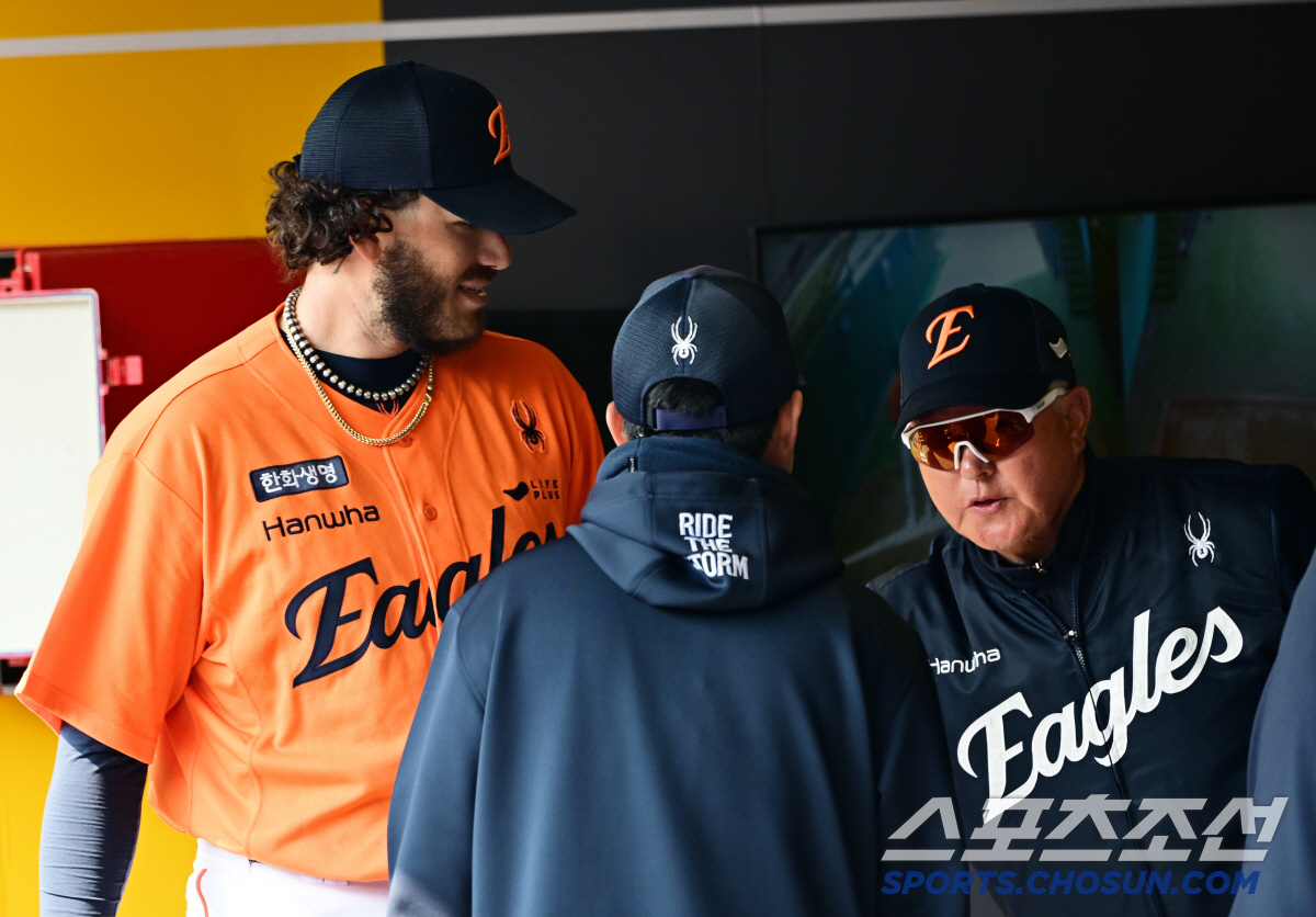 50억원 FA 침묵 끝냈다! 폰세 KBO 데뷔전도 성공적…한화, SSG …